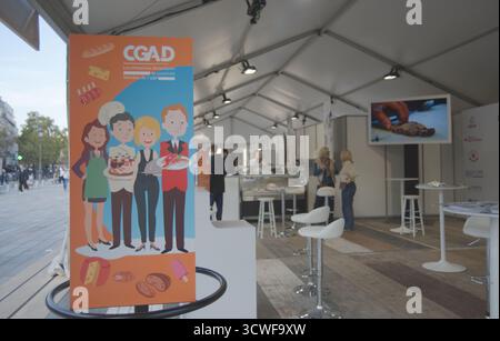 PARIS, Frankreich - 11. Oktober 2025. Tag der Schließung der wichtigsten Treffen der Gastronomie in Île-de-France (Grandes Rencontres des Métiers de la Gastronomie d'Île-de-France) auf dem Place de la Bastille. Die Veranstaltung, die vom 9. Bis 11. Oktober stattfand, stellte die Exzellenz und das Know-how der regionalen Lebensmittelhandwerker (Metzger, Bäcker, Caterer usw.) vor. Demonstrationen und Diskussionen unterstrichen die Bedeutung der Weitergabe von Wissen und die Attraktivität dieser Berufe. Zu den Teilnehmern zählten unter anderem Persönlichkeiten aus der Branche wie Pascal Buffard (Butcher) und Dominique Eury (Baker), die sich mit ihr teilen Stockfoto