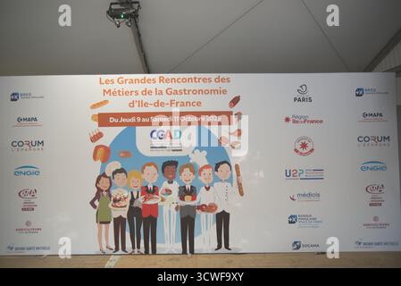 PARIS, Frankreich - 11. Oktober 2025. Tag der Schließung der wichtigsten Treffen der Gastronomie in Île-de-France (Grandes Rencontres des Métiers de la Gastronomie d'Île-de-France) auf dem Place de la Bastille. Die Veranstaltung, die vom 9. Bis 11. Oktober stattfand, stellte die Exzellenz und das Know-how der regionalen Lebensmittelhandwerker (Metzger, Bäcker, Caterer usw.) vor. Demonstrationen und Diskussionen unterstrichen die Bedeutung der Weitergabe von Wissen und die Attraktivität dieser Berufe. Zu den Teilnehmern zählten unter anderem Persönlichkeiten aus der Branche wie Pascal Buffard (Butcher) und Dominique Eury (Baker), die sich mit ihr teilen Stockfoto