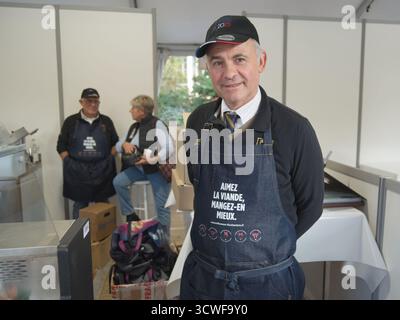 PARIS, Frankreich - 11. Oktober 2025. Tag der Schließung der wichtigsten Treffen der Gastronomie in Île-de-France (Grandes Rencontres des Métiers de la Gastronomie d'Île-de-France) auf dem Place de la Bastille. Die Veranstaltung, die vom 9. Bis 11. Oktober stattfand, stellte die Exzellenz und das Know-how der regionalen Lebensmittelhandwerker (Metzger, Bäcker, Caterer usw.) vor. Demonstrationen und Diskussionen unterstrichen die Bedeutung der Weitergabe von Wissen und die Attraktivität dieser Berufe. Zu den Teilnehmern zählten unter anderem Persönlichkeiten aus der Branche wie Pascal Buffard (Butcher) und Dominique Eury (Baker), die sich mit ihr teilen Stockfoto