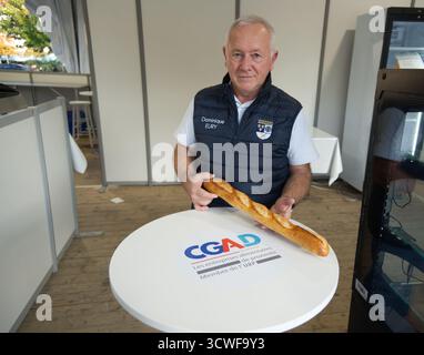 PARIS, Frankreich - 11. Oktober 2025. Tag der Schließung der wichtigsten Treffen der Gastronomie in Île-de-France (Grandes Rencontres des Métiers de la Gastronomie d'Île-de-France) auf dem Place de la Bastille. Die Veranstaltung, die vom 9. Bis 11. Oktober stattfand, stellte die Exzellenz und das Know-how der regionalen Lebensmittelhandwerker (Metzger, Bäcker, Caterer usw.) vor. Demonstrationen und Diskussionen unterstrichen die Bedeutung der Weitergabe von Wissen und die Attraktivität dieser Berufe. Zu den Teilnehmern zählten unter anderem Persönlichkeiten aus der Branche wie Pascal Buffard (Butcher) und Dominique Eury (Baker), die sich mit ihr teilen Stockfoto