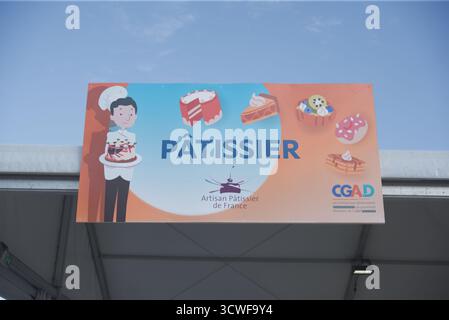 PARIS, Frankreich - 11. Oktober 2025. Tag der Schließung der wichtigsten Treffen der Gastronomie in Île-de-France (Grandes Rencontres des Métiers de la Gastronomie d'Île-de-France) auf dem Place de la Bastille. Die Veranstaltung, die vom 9. Bis 11. Oktober stattfand, stellte die Exzellenz und das Know-how der regionalen Lebensmittelhandwerker (Metzger, Bäcker, Caterer usw.) vor. Demonstrationen und Diskussionen unterstrichen die Bedeutung der Weitergabe von Wissen und die Attraktivität dieser Berufe. Zu den Teilnehmern zählten unter anderem Persönlichkeiten aus der Branche wie Pascal Buffard (Butcher) und Dominique Eury (Baker), die sich mit ihr teilen Stockfoto