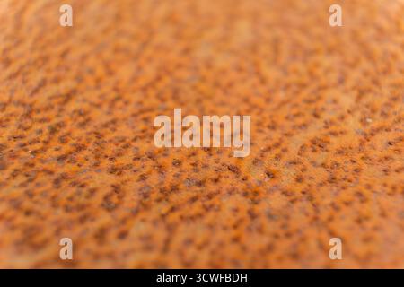 Rostige Metalloberfläche mit rauer Textur und orangebraunen Korrosionsmustern. Detailansicht von Rostflecken und oxidiertem Metallhintergrund. Körnig Stockfoto