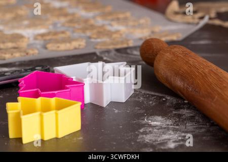 Nahaufnahme farbenfroher Accessoires für die Herstellung von weihnachtsbaumkeksen Stockfoto
