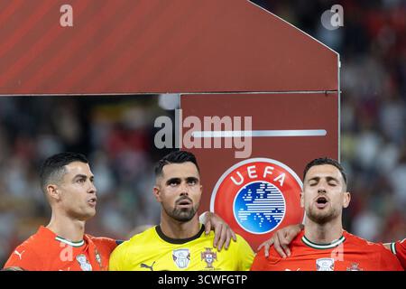 Lissabon, Lissabon, Portugal. Oktober 2025. Portugal und Al-Nassr Stürmer CRISTIANO RONALDO (7), Portugal und Porto Torhüter DIOGO COSTA (1) und Portugal und Manchester United Verteidiger DIOGO DALOT (5) vor Beginn des Spiels am 7. Spieltag der Gruppe 7 für die WM 2026 Qualifikation zwischen Portugal und der Republik Irland im Estadio Jose de Alvalade (Kreditbild: © Alexandre de Sousa/ZUMA Press Wire) NUR REDAKTIONELLE VERWENDUNG! Nicht für kommerzielle ZWECKE! Stockfoto