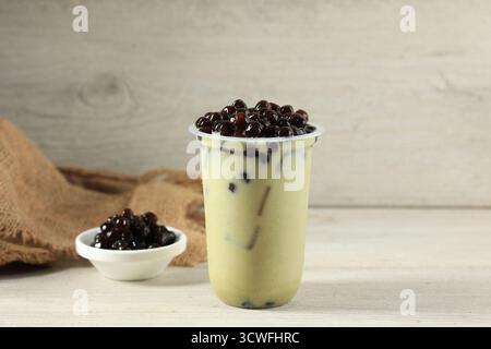 Matcha Bubble Tea mit Tapioka-Perlen aus OPlastic To Go Glass, Kopierraum für Text Stockfoto
