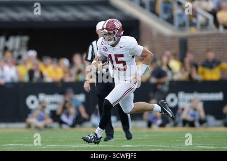Columbia, Missouri, USA. Oktober 2025. Der Quarterback Ty Simpson (15) von Alabama Crimson (15) spielt mit dem Ball im zweiten Quartal während eines NCAA-Fußballspiels am Samstag, den 11. Oktober 2025 im Faurot Field im Memorial Stadium. Die Crimson Tide besiegte die Tiger mit 27:24. (Kreditbild: © Kim Hukari/ZUMA Press Wire) NUR REDAKTIONELLE VERWENDUNG! Nicht für kommerzielle ZWECKE! Stockfoto