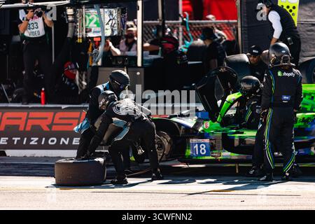 18 JARVIS Oliver (gbr), HEINEMEIER HANSSON David (dnk), LUTKE Tobi (CAN), ERA Motorsport, ORECA LMP2 07, #18, pitlane, Mecaniciens, Mechaniker während der Motul Petit Le Mans 2025, 11. Runde der IMSA WeatherTech Sportscar Championship 2025, vom 9. bis 11. Oktober 2025 auf der Michelin Raceway Road Atlanta in Braselton, Georgia, USA - Foto Joao Filipe/DPPI Credit: DPPI Media/Alamy Live News Stockfoto