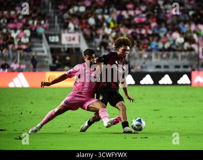 Fort Lauderdale, USA. Oktober 2025. Inter Miami CF-Verteidiger Marcelo Weigandt (57) und Atlanta United FC-Verteidiger Dominik Chong Qui (50) kämpfen am 11. Oktober 2025 im Chase Stadium in Fort Lauderdale, Florida. (Foto: JC Ruiz/SIPA USA) Credit: SIPA USA/Alamy Live News Stockfoto