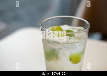 Ein Glas grüne Traubenade von Shine Muscat Stockfoto