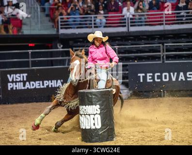 Philadelphia, Pennsylvania, USA. Oktober 2025. Laufradfahrer, in Aktion während des 8 Sekunden Rodeo-Philadelphia, das im Liacouras Center der Temple University in Philadelphia PA stattfand (Credit Image: © Ricky Fitchett/ZUMA Press Wire) NUR REDAKTIONELLE VERWENDUNG! Nicht für kommerzielle ZWECKE! Stockfoto