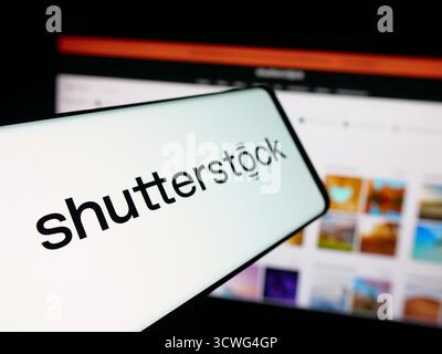 Deutschland. Oktober 2025. In dieser Fotoabbildung ist ein Smartphone mit dem Logo des Aktienfotografen Shutterstock Inc. Auf dem Bildschirm vor der Website zu sehen. Quelle: SOPA Images Limited/Alamy Live News Stockfoto