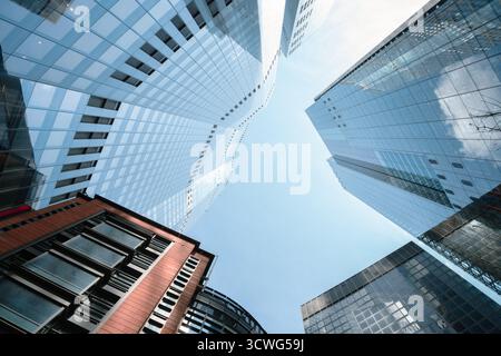 Moderne Hochhäuser mit flachem Blick in London, Großbritannien Stockfoto