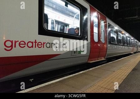 Southend on Sea, Essex, Großbritannien. Oktober 2025. Die Abfahrt von Southend Victoria um 06:15 Uhr in Richtung London ist der erste Zug, der in öffentlichem Eigentum des Greater Anglia-Netzes auf dieser Strecke betrieben wird. Greater Anglia wird schließlich Teil der Great British Railways werden, die die Regierung in den kommenden Jahren einrichten will. Der andere örtliche Eisenbahnbetreiber C2C wurde im Juli verstaatlicht und wird in das Netz Greater Anglia integriert. Der Zug fuhr pünktlich ab. Stockfoto