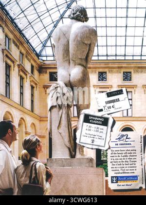 2002 Royal Caribbean Cruise Ad mit der Spartacus-Statue von Denis Foyatier im Louvre in Paris, Frankreich Stockfoto