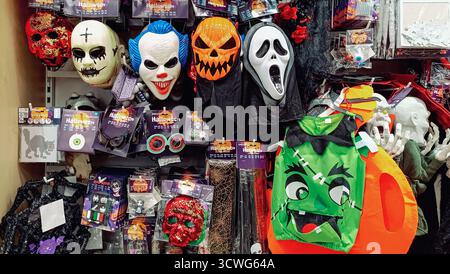 Tschechische Republik, Jihlava, 10.10.2025: Eine lebendige Ladenpräsentation mit Halloween-Masken, gruseligen Kostümen und Dekorationen mit Schädeln, Kürbissen, Stockfoto