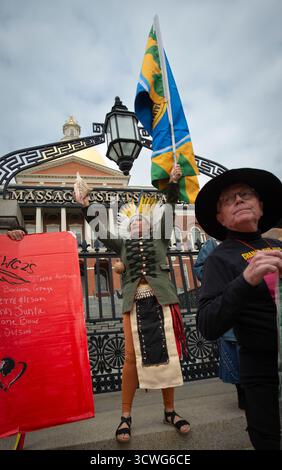 Boston, Massachusetts, USA. 11. Oktober 2025. März zum Tag der indigenen Völker. Chali'Naru Dones, Vereinigte Konföderation der Taino, am Tor des Haupteingangs zum Massachusetts State House am Boston. Die jährliche Demonstration seit 2016 unterstützt die Umstellung des US-Bundesfeiertags von Columbus auf den Tag der indigenen Völker. Der Columbus Day wird am zweiten Montag im Oktober gefeiert. Credit: Chuck Nacke / Alamy Live News Stockfoto