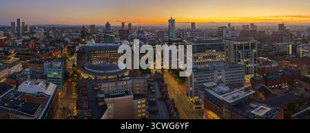 Panoramablick auf das Stadtzentrum von Manchester bei Sonnenaufgang mit dem Petersplatz und goldenem Sonnenaufgang. Stockfoto