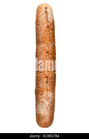 Ein langes, frisch geröstetes Baguette auf einem glatten weißen Hintergrund, das die Textur und Kruste unterstreicht, ideal für kulinarische Designs und Speisen Stockfoto
