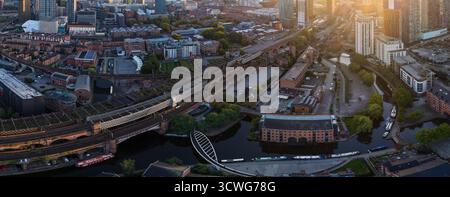 Panoramablick auf den Deansgate Square und die Skyline von Manchester bei Sonnenaufgang Stockfoto