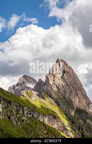 Dramatischer Gipfel von Gran Fermeda und Sass Rigais, der sich in Gröden in den italienischen Dolomiten scharf gegen einen teilweise bewölkten Himmel erhebt Stockfoto