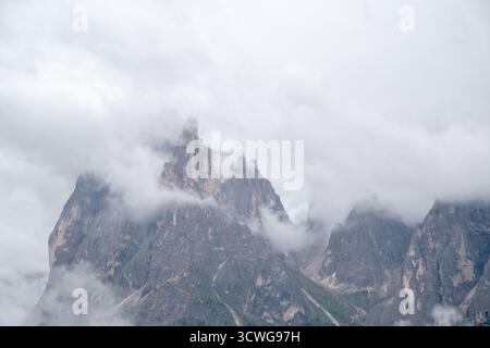 Langkofel dramatische Berggipfel-Landschaft in den italienischen Dolomiten, bedeckt von niedrigen Wolken Stockfoto