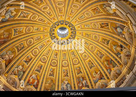 Dekoration des Petersdoms. Innenansicht. Stockfoto