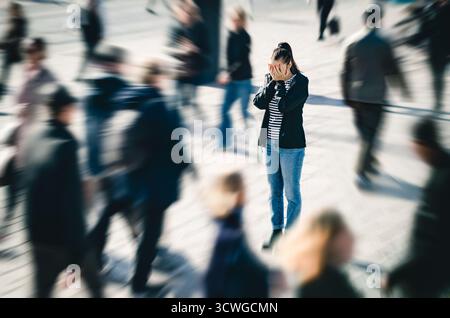 Stress, Angst, Angst oder Panikattacken in der Öffentlichkeit. Depressive Frau mit psychischen Störungen oder Schizophrenie. Phobie der Menschenmenge. Stockfoto