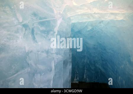 Eishöhle im Rhonegletscher im Kanton Wallis, Schweiz Stockfoto