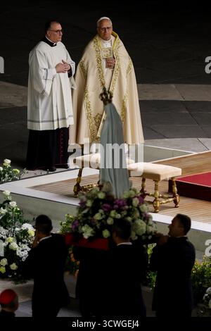 Rom, Italien. Oktober 2025. Papst Leo XIV. Steht der Marienwache auf dem Petersplatz während des Jubiläums der Marienspiritualität vor Tausenden Gläubigen und Pilgern vor. Quelle: SOPA Images Limited/Alamy Live News Stockfoto