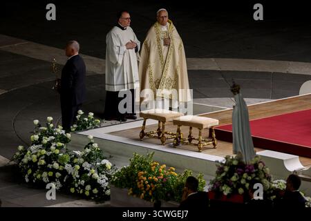Rom, Italien. Oktober 2025. Papst Leo XIV. Steht der Marienwache auf dem Petersplatz während des Jubiläums der Marienspiritualität vor Tausenden Gläubigen und Pilgern vor. Quelle: SOPA Images Limited/Alamy Live News Stockfoto