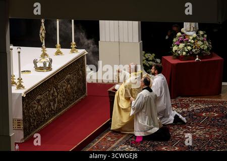 Rom, Italien. Oktober 2025. Papst Leo XIV. Segnet die Monstranz auf dem Mittelaltar mit Weihrauch. Quelle: SOPA Images Limited/Alamy Live News Stockfoto