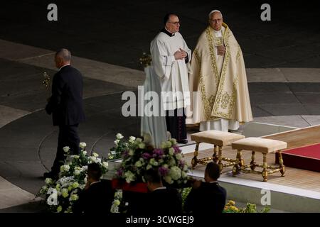 Rom, Italien. Oktober 2025. Papst Leo XIV. Steht der Marienwache auf dem Petersplatz während des Jubiläums der Marienspiritualität vor Tausenden Gläubigen und Pilgern vor. Quelle: SOPA Images Limited/Alamy Live News Stockfoto