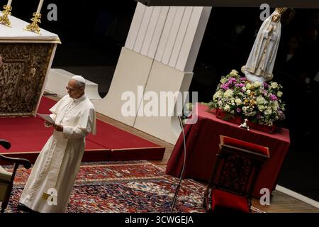 Rom, Italien. Oktober 2025. Papst Leo XIV. Liest die Liturgie der Marienwache und lädt die Menschen zum Frieden ein. Quelle: SOPA Images Limited/Alamy Live News Stockfoto