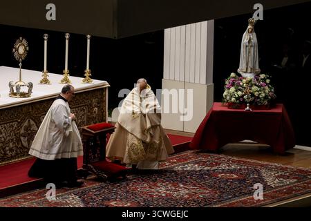 Rom, Italien. Oktober 2025. Papst Leo XIV. Vor der Statue unserer Lieben Frau von Fatima. Quelle: SOPA Images Limited/Alamy Live News Stockfoto