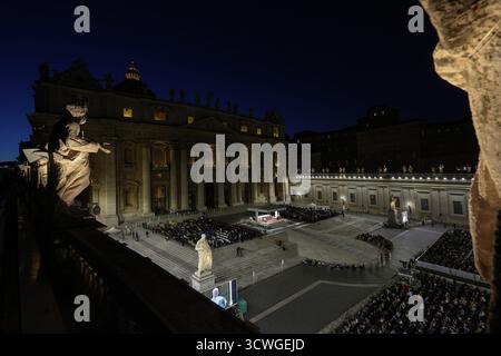 Rom, Italien. Oktober 2025. Allgemeiner Blick auf den Petersplatz und die Basilika. Quelle: SOPA Images Limited/Alamy Live News Stockfoto