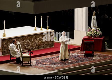 Rom, Italien. Oktober 2025. Papst Leo XIV. Liest die Liturgie der Marienwache und lädt die Menschen zum Frieden ein. Quelle: SOPA Images Limited/Alamy Live News Stockfoto