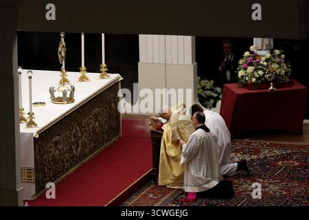Rom, Italien. Oktober 2025. Papst Leo XIV. Segnet die Monstranz auf dem Mittelaltar mit Weihrauch. Quelle: SOPA Images Limited/Alamy Live News Stockfoto