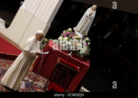 Rom, Italien. Oktober 2025. Papst Leo XIV. Liest die Liturgie der Marienwache und lädt die Menschen zum Frieden ein. Quelle: SOPA Images Limited/Alamy Live News Stockfoto