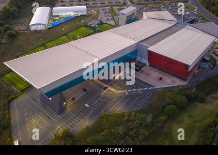 Luftaufnahme von oben auf den Snow Centre Manchester Complex in der Abenddämmerung (früher bekannt als Chill Factor) Stockfoto