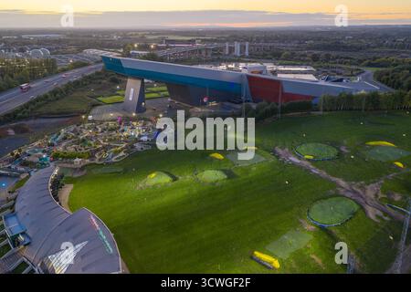 Luftaufnahme von oben auf den Snow Centre Manchester Complex in der Abenddämmerung (früher bekannt als Chill Factor) Stockfoto