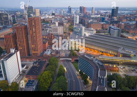 Panoramablick auf das Stadtzentrum von Manchester bei Sonnenaufgang mit Piccadilly Station und Skyline. Stockfoto
