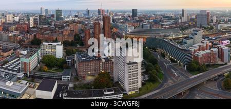 Panoramablick auf das Stadtzentrum von Manchester bei Sonnenaufgang mit Piccadilly Station und Skyline. Stockfoto