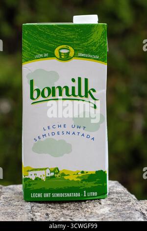 POLLENSA, MALLORCA, SPANIEN - 13. SEPTEMBER 2024 1 l Packung Bomilk leche UHT Nahaufnahme isoliertes Produkt im Freien mit natürlichem Hintergrund Stockfoto