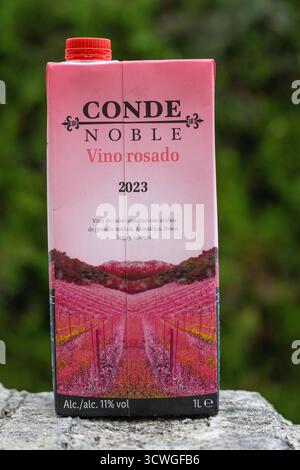 POLLENSA, MALLORCA, SPANIEN - 13. SEPTEMBER 2024 1 l Packung Conde Noble Vino Rosado Nahaufnahme isolierter Produkte, die im Freien mit natürlichem Hintergrund aufgenommen wurden Stockfoto