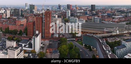 Panoramablick auf das Stadtzentrum von Manchester bei Sonnenaufgang mit Piccadilly Station und Skyline. Stockfoto