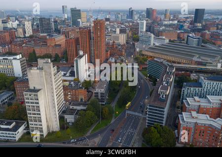 Panoramablick auf das Stadtzentrum von Manchester bei Sonnenaufgang mit Piccadilly Station und Skyline. Stockfoto