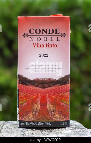 POLLENSA, MALLORCA, SPANIEN - 13. SEPTEMBER 2024 1 l Packung Conde Noble Vino Tinto Nahaufnahme isoliertes Produkt im Freien mit natürlichem Hintergrund Stockfoto