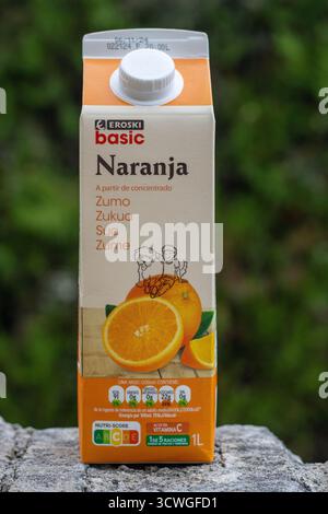 POLLENSA, MALLORCA, SPANIEN - 13. SEPTEMBER 2024 1 l Karton Eroski BASIC Naranja Zumo Nahaufnahme isoliertes Produkt mit natürlichem Hintergrund im Freien Stockfoto