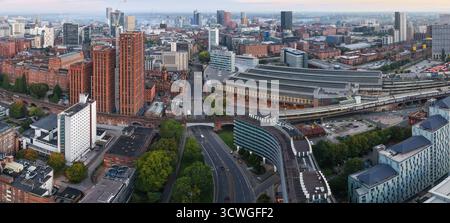 Panoramablick auf das Stadtzentrum von Manchester bei Sonnenaufgang mit Piccadilly Station und Skyline. Stockfoto