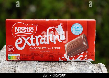POLLENSA, MALLORCA, SPANIEN - 13. SEPTEMBER 2024 Bar Nestle extrafin Chocolate Leche Nahaufnahme isoliertes Produkt, das mit einem natürlichen Hintergru im Freien genommen wird Stockfoto